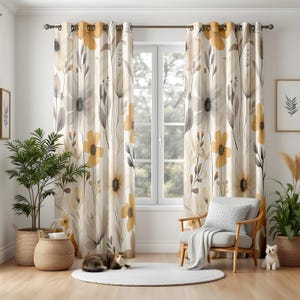 Puede incluir: Cortinas con estampado floral con fondo crema y grandes diseños de flores amarillas y grises. Las cortinas cuelgan de una barra de metal oscuro, enmarcando una ventana. Un gato y un perro pequeño están en el suelo.