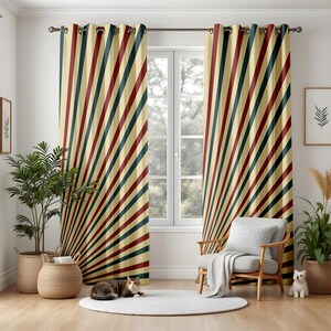 Puede incluir: Un par de cortinas de cuerpo entero con un patrón repetitivo de rayas diagonales en crema, rojo oscuro y verde azulado oscuro. Las cortinas cuelgan de una barra de metal oscuro con ojales, creando pliegues verticales uniformes en la tela.