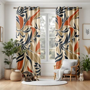 Könnte beinhalten: Zwei Fenstergardinen mit einem sich wiederholenden Muster aus stilisierten Blättern in Marineblau, Rost und Beige auf cremefarbenem Hintergrund. Die Vorhänge hängen vor einem Fenster, mit einem Stuhl und Pflanzen im Raum.