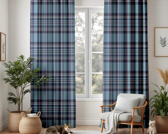 Cortinas opacas a cuadros azul pizarra y medianoche, cortinas modernas de tartán de estilo costero, acogedora decoración de sala de estar de transición.