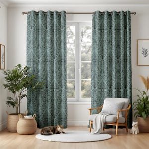 Könnte beinhalten: Zwei teal-farbene Vorhangpaneele mit einem schwarzen Blumenmuster hängen über einem Fenster. Die Vorhänge sind der Mittelpunkt eines Raumes mit einem Stuhl, Pflanzen und einer Katze. Die Vorhänge haben Metallösen zum Aufhängen.