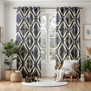 以下が含まれることがあります： ネイビーブルー、クリーム、グレーの幾何学的なダイヤモンド模様の2つの窓用カーテン。カーテンは窓の前に吊り下げられており、部屋には椅子、植物、猫があります。カーテンには金属製のグロメットが付いています。