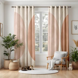 Puede incluir: Cortinas beige y melocotón con un gran diseño circular y finas líneas negras. Las cortinas cuelgan de una barra de metal oscuro sobre una ventana. La habitación cuenta con una silla, plantas y un gato.