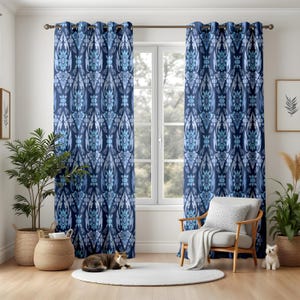 Tijdloze en elegante sierlijke damast verduisterende gordijnen, blauwe en marineblauwe monochromatische gordijnen voor een klassieke woonkamer