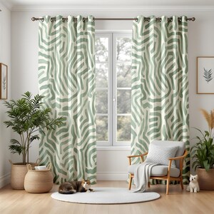 Minimalistiska vågiga gardiner, mjuka gröna och beige fönsterpaneler, skandinavisk lugn estetik, zenmoderna rumsvibbar
