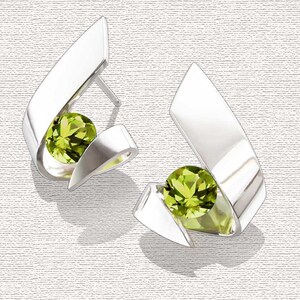 Puede incluir: Un par de pendientes de plata con una piedra preciosa verde en cada uno. Los pendientes tienen forma de cinta retorcida.