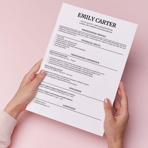 Puede incluir: Un currículum para Emily Carter, especialista en marketing digital con más de 5 años de experiencia en SEO, publicidad en redes sociales y marketing por correo electrónico. El currículum enumera su experiencia profesional, habilidades técnicas, educación e idiomas.