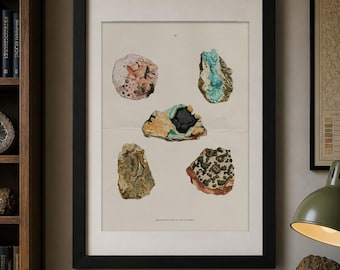 Pode incluir: Impressão emoldurada com uma ilustração vintage de várias pedras preciosas coloridas. A impressão apresenta representações detalhadas de diferentes espécimes minerais em tons de rosa, azul, verde, castanho e amarelo. A obra de arte é emoldurada em uma moldura preta.