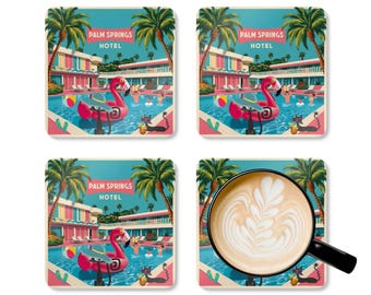 Puede incluir: Juego de cuatro posavasos cuadrados con un diseño retro del Hotel Palm Springs. Cada posavasos muestra una escena de piscina con un flotador de flamenco rosa, palmeras y el nombre del hotel.