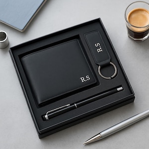 Personalisierte Herren Geldbörse Geschenkset - Benutzerdefinierte Initialen | Leder Geldbeutel, Stift & Schlüsselanhänger in Premium Box – Geschenk zum Geburtstag, Bräutigam, Vater, Chef