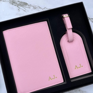 Gepersonaliseerde paspoorthouder en roze bagagelabel met geschenkdoos – reiscadeau voor hem haar, bagagelabels bruiloft, aangepaste paspoorthoes