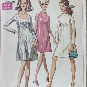 Könnte beinhalten: Vintage Simplicity Schnittmuster, Nummer 7898, mit drei verschiedenen Kleiderdesigns. Das Schnittmuster enthält Miss Größe 10 mit 82,5 cm Brustumfang. Das Cover hat ein Retro-Design mit Illustrationen der Kleider.