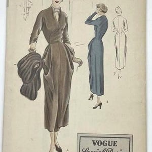 Pode incluir: Padrão de costura Vogue Special Design vintage. A ilustração mostra uma mulher em um vestido de manga comprida com cintura ajustada e uma echarpe de pele. O padrão inclui ilustrações do vestido de diferentes ângulos. O texto no padrão diz "Vogue Special Design".