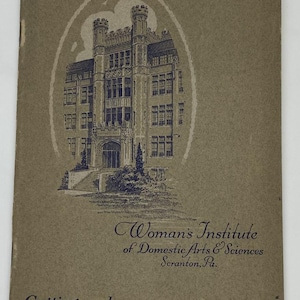 Może przedstawiać: Zabytkowa broszura z sepiową okładką przedstawiającą szczegółową ilustrację budynku z wieżyczkami. Tekst brzmi "Woman's Institute of Domestic Arts & Sciences, Scranton, Pa." i "Cutting and Fitting."