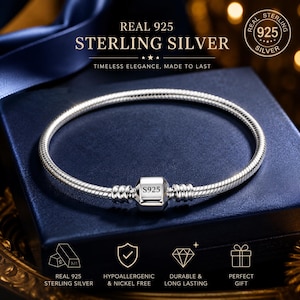 Puede incluir: Una pulsera de cadena de serpiente plateada con un cierre central en forma de barril grabado con S925. El texto REAL 925 STERLING SILVER, TIMELESS ELEGANCE, MADE TO LAST, REAL 925 STERLING SILVER, HYPOALLERGENIC & NICKEL FREE, DURABLE & LONG LASTING, PERFECT GIFT aparece.