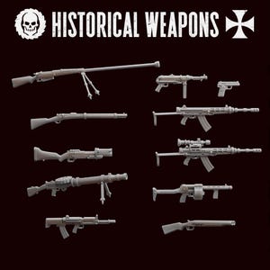 Puede incluir: Una variedad de armas históricas, incluyendo rifles, ametralladoras y pistolas, se exhiben sobre un fondo oscuro. La frase "HISTORICAL WEAPONS" está impresa en blanco en la parte superior. Un logotipo de calavera y huesos cruzados está a la izquierda, y un emblema de cruz blanca a la derecha.