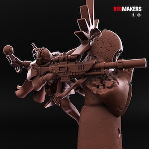 Puede incluir: Figura marrón de un soldado futurista apuntando con un rifle con mira telescópica. El soldado lleva casco y armadura. La figura está sobre un fondo oscuro. El texto "REDMAKERS" está en la esquina superior derecha.