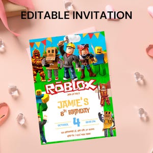 Puede incluir: Una colorida invitación de cumpleaños con temática de Roblox con el texto "EDITABLE INVITATION" en la parte superior. La invitación presenta personajes de Roblox y el texto "8º CUMPLEAÑOS DE JAMIE" con detalles de fecha y hora. El fondo es rosa claro.