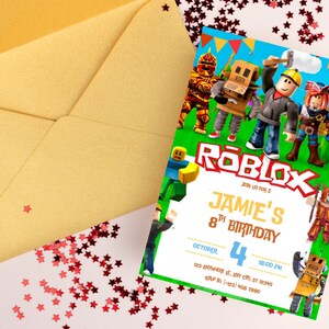 K&ouml;nnte beinhalten: Eine Geburtstagseinladung mit Roblox-Charakteren auf gr&uuml;nem Hintergrund. Die Einladung enth&auml;lt den Text "ROBLOX" und Details f&uuml;r Jamies 8. Geburtstag, einschlie&szlig;lich Datum, Uhrzeit und RSVP-Informationen. Ein Umschlag und sternf&ouml;rmige Konfetti sind ebenfalls vorhanden.