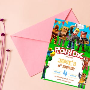 K&ouml;nnte beinhalten: Eine Geburtstagseinladung mit Roblox-Charakteren, mit dem Logo des Spiels in Rot und Wei&szlig;. Die Einladung enth&auml;lt den Text "Jamie's 8th Birthday" mit Datum, Uhrzeit und Ortsangaben. Ein rosa Umschlag ist im Hintergrund.