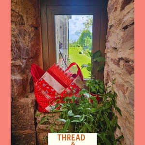 Peut inclure: Un sac fourre-tout à motifs rouges et blancs avec des poignées rouges est posé dans un encadrement de fenêtre en pierre. Le sac présente un motif patchwork avec des motifs floraux et rayés. Le texte "THREAD & MEMORY" est affiché.
