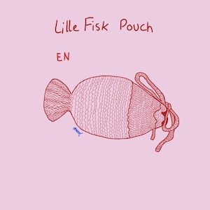 Könnte beinhalten: Eine rote Strichzeichnung eines fischförmigen Beutels auf hellrosa Hintergrund. Der Text "Lille Fisk Pouch" und "EN" steht über dem Fisch. Der Beutel hat ein strukturiertes Strickmuster, einen Schwanz und einen Kordelzug mit Schleife.