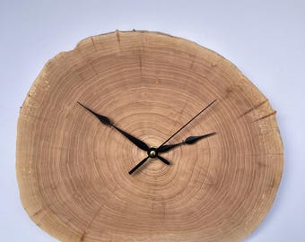 Reloj de pared hecho a mano con tronco de árbol auténtico. Reloj rústico de madera con borde natural. Diseño escandinavo. Decoración única para el hogar.