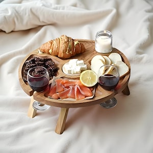 Mesa de picnic plegable de madera para vino y aperitivos. Tabla de embutidos portátil de bambú para 4 vasos y aperitivos. Perfecta para reuniones al aire libre.