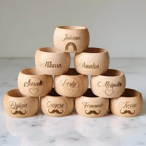 Individuelle Serviettenringe aus Holz mit personalisierter Gravur für Hochzeiten, Partys und besondere Anlässe