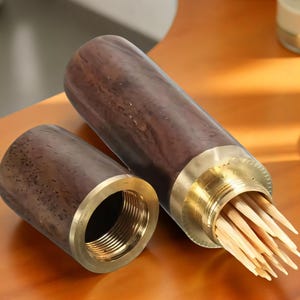 Estuche portátil y recargable para palillos de dientes, de madera y latón, estilo vintage, ideal para viajes o como regalo.