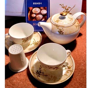 Servizio da tè Haengnam in porcellana fine, nuovo nella confezione originale, con teiera, tazze e piattini, decorati con motivi floreali.