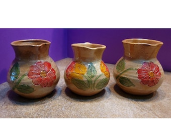 Juego de 3 jarras miniatura de terracota de arte popular mexicano pintadas a mano con motivos florales y esmaltadas.