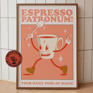 Può includere: Un poster incorniciato con un design retrò di tazza di caffè a cartoni animati. La tazza ha braccia, gambe e una faccia, che tiene un cucchiaio. Il testo recita "ESPRESSO PATRONUM!" e "YOUR DAILY DOSE OF MAGIC". La combinazione di colori è pesca e marrone.