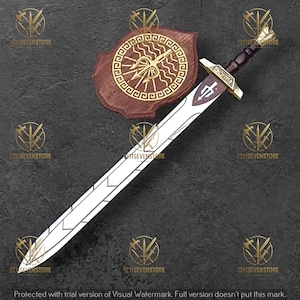 Op de afbeelding: Een decoratief zwaard met een wit lemmet en een bruin handvat, tentoongesteld met een houten plaat met een gouden embleem. Het zwaard heeft een gouden pareerstang en een bordeauxrode greep. De plaat is rond met een zonachtig ontwerp.