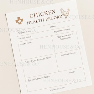Könnte beinhalten: Ein druckbares Hühner-Gesundheitsblatt mit einer braunen Hühnerillustration. Das Formular enthält Abschnitte für Hühnername, Rasse, Alter, Schlupfdatum, Gesundheitsnotizen, Impfungen, Behandlungen, Datum der letzten Untersuchung, Verletzungen, Krankheit, besondere Pflegebedürfnisse und Notizen.