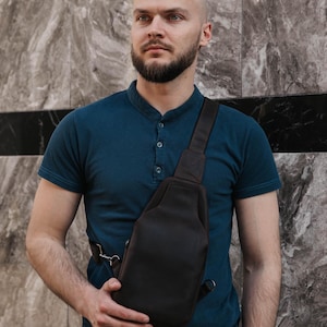 Borsa a tracolla da uomo, borsa a tracolla in pelle marrone, piccola borsa a tracolla, marsupio in pelle, borsa con patta, borsa a banana in pelle, regalo personalizzato per lui