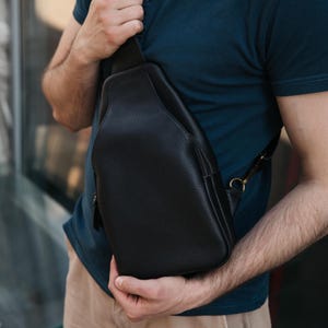 Borsa a tracolla da uomo, borsa a tracolla in pelle, borsa nera da petto, piccola borsa a tracolla, marsupio in pelle, borsa casual da uomo, regalo personalizzato per lui