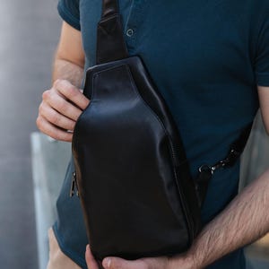 Sac bandoulière en cuir noir pour homme, sac à bandoulière en cuir, petit sac bandoulière, sac banane en cuir, sac à rabat, sac banane en cuir, cadeau personnalisé pour lui