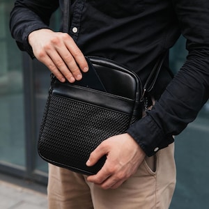 Borsa a tracolla nera da uomo, piccola borsa a tracolla, marsupio in pelle, borsa con patta, borsa a banana in pelle, borsa a tracolla in pelle, regalo personalizzato per lui