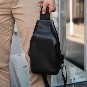 Borsa a tracolla nera da uomo, borsa a tracolla in pelle, piccola borsa a tracolla, marsupio in pelle, borsa con patta, borsa a banana in pelle, regalo personalizzato per lui