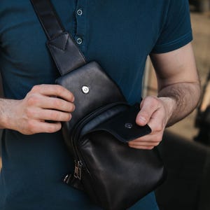 Borsa a tracolla nera da uomo, piccola borsa a tracolla, borsa con patta, borsa a tracolla in pelle, marsupio in pelle, borsa a banana in pelle, regalo personalizzato per lui