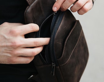 ブラウンレザー スリングバッグ スリングバッグ メンズ：ブラウンレザー クロスボディ スリングバッグ