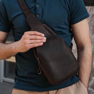Sac à bandoulière en cuir marron foncé, sac à bandoulière en cuir, sac à bandoulière personnalisé, sac poitrine à bandoulière pour homme, cadeau compact en cuir pour petit ami