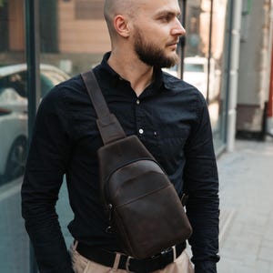 Borsa a tracolla personalizzata da uomo, piccola borsa a tracolla, borsa a tracolla in pelle, marsupio in pelle, borsa a tracolla con patta, regalo personalizzato per lui