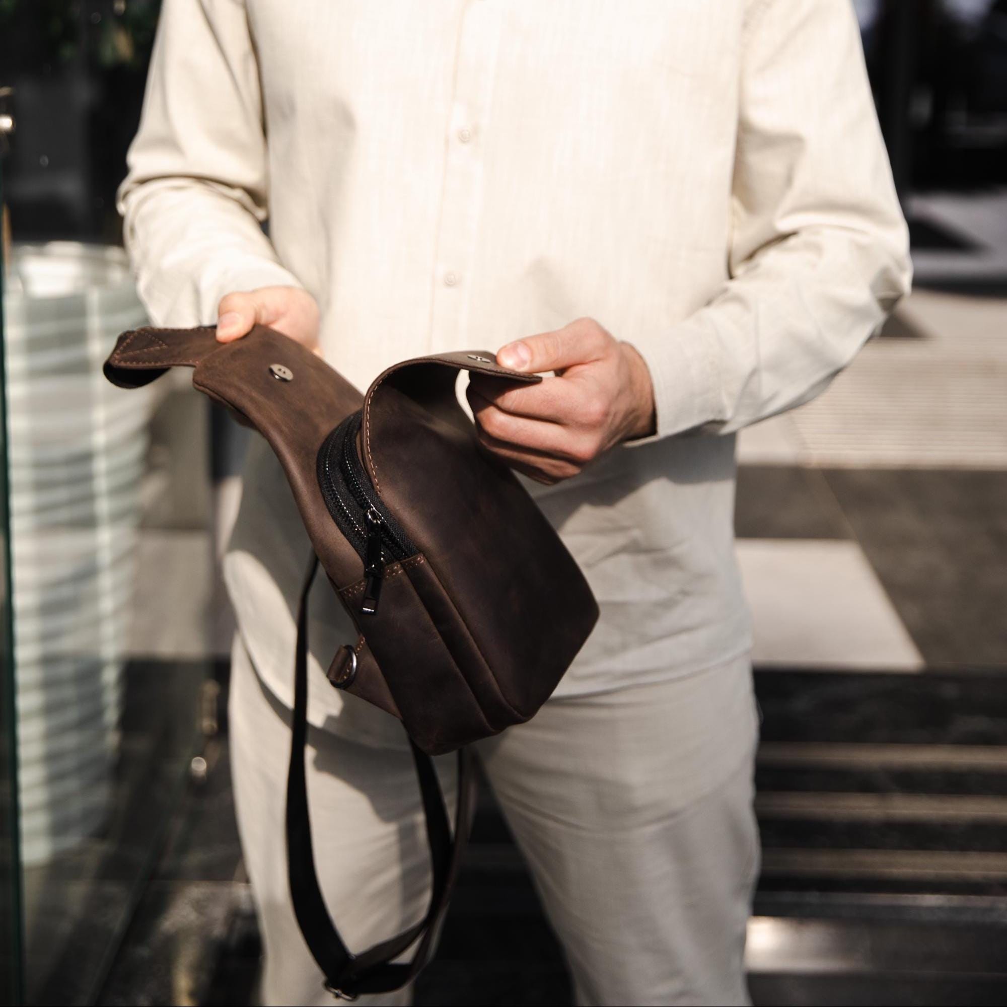 スリングバッグ メンズ：ブラウンレザー クロスボディ スリングバッグ