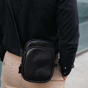 Sac à bandoulière en cuir personnalisé pour homme, bandoulière noir gravé, sac à bandoulière minimaliste, cartable en cuir mince, cadeau portefeuille à bandoulière
