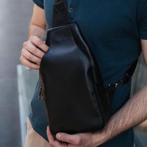 Borsa a tracolla nera da uomo, borsa a tracolla in pelle personalizzata, piccola borsa a tracolla, marsupio in pelle personalizzato, borsa con patta, borsa a banana, regalo per lui