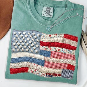 Amerikansk lapptäcke-flagga T-shirtdesign PNG, vintage USA Quilt-flagga sublimering, patriotisk fjärde juli-grafik, nött T-shirt
