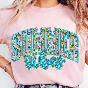 Diseño PNG de camiseta con ambiente veraniego - Camiseta floral para sublimación - Gráfico para camiseta de verano - Camiseta retro de verano