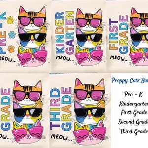 Puede incluir: Un paquete gráfico digital que presenta cinco ilustraciones de gatos apilados con gafas de sol. Cada pila de gatos está etiquetada con grados escolares: Pre-K, Kindergarten, First Grade, Second Grade y Third Grade. El texto "meow..." aparece debajo de cada pila, y el conjunto se titula "Preppy Cats Bundle" con una lista de los grados incluidos.